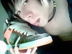 An Emo Boy Likes To Ejaculate On These Sneakers To Lick All His Semen Gratuit
