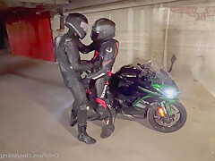 Regarder Biker gear gloved leather suit cuming en Streaming