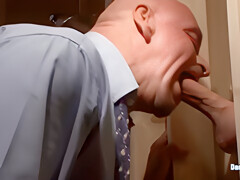 Jonathan Jarrett In Kneels And Worships Cocks While Others Jerk Theirs – Show Gay Gratuit