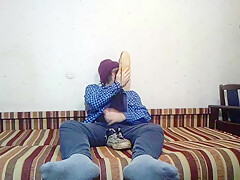 Live Cam : Young skater boy jerks off and cums on sneakers.