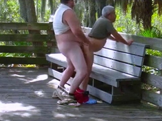 Abuelo y Gordo tienen sexo al aire libre